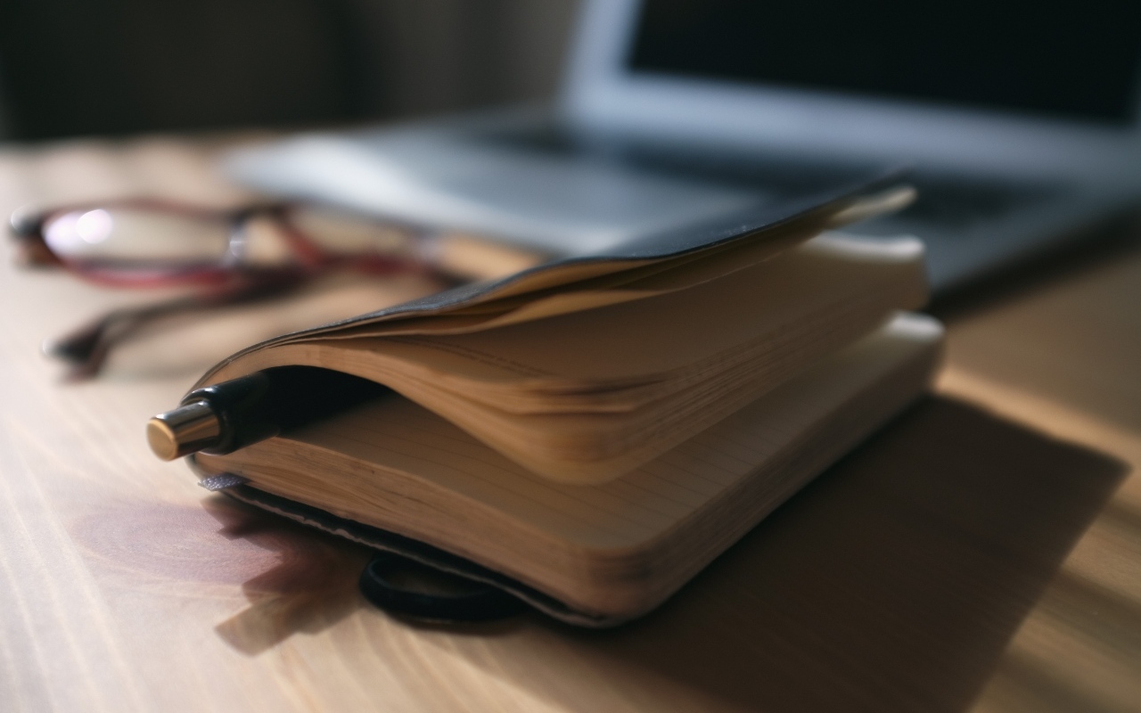 Блокнот с ручкой на столе