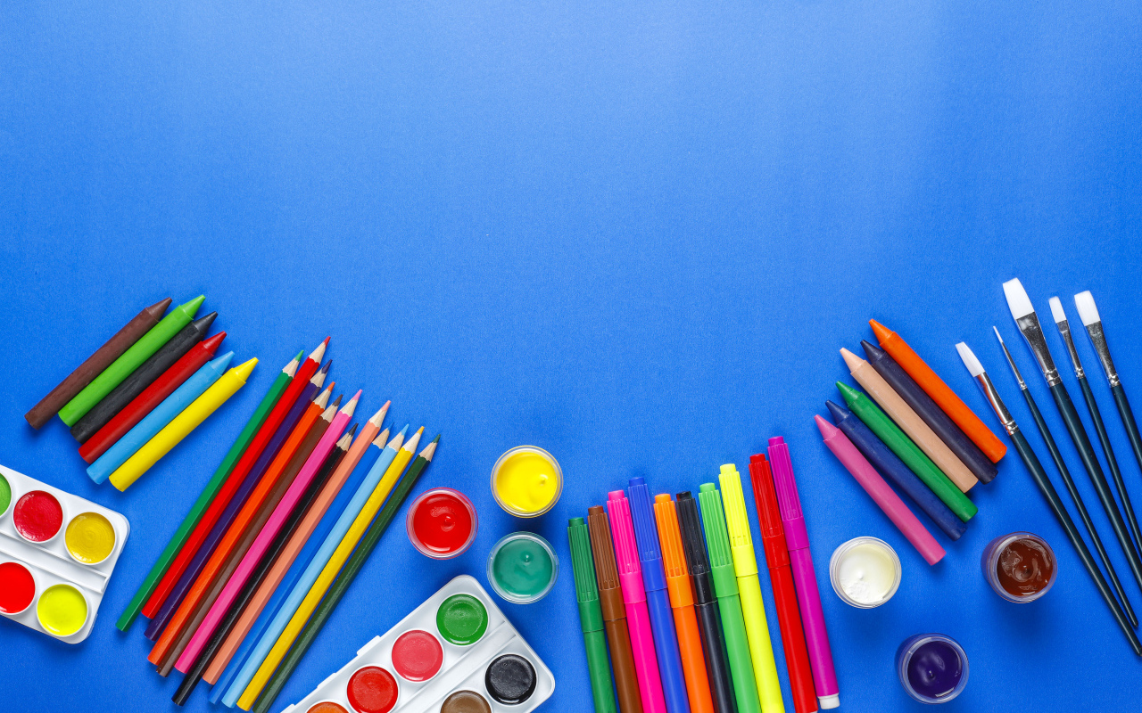 Карандаши, краски, фломастеры и кисти на голубом фоне