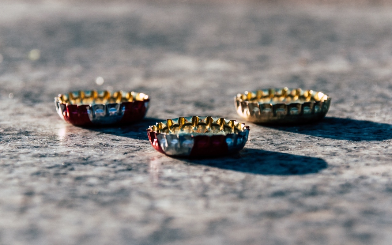 Три железные пробки на столе