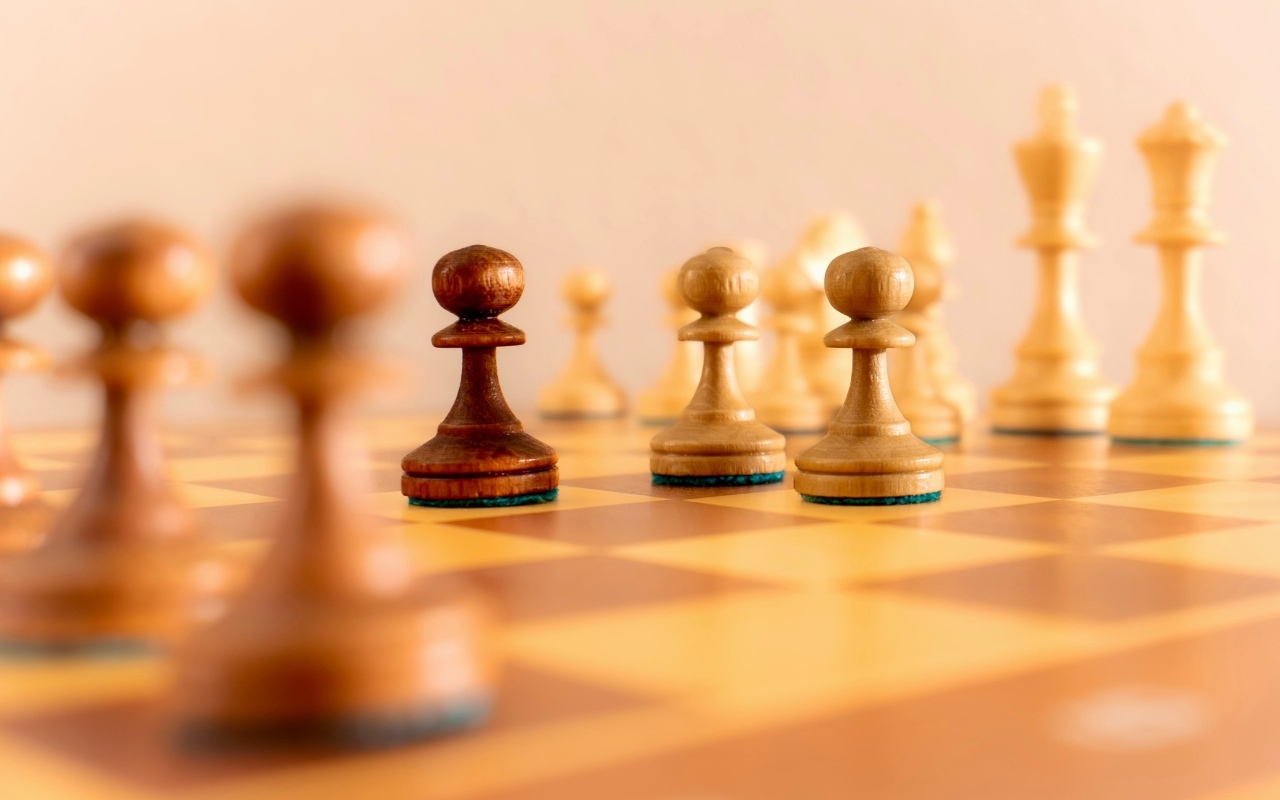 Деревянные шахматные фигуры на доске