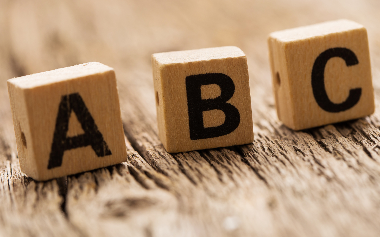 Деревянные кубики на столе 