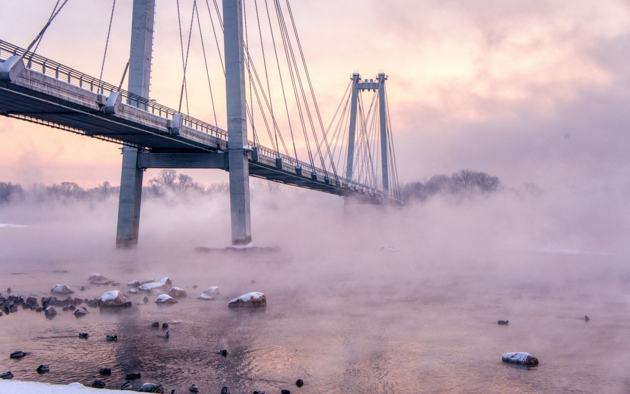 Мост через реку в тумане утром