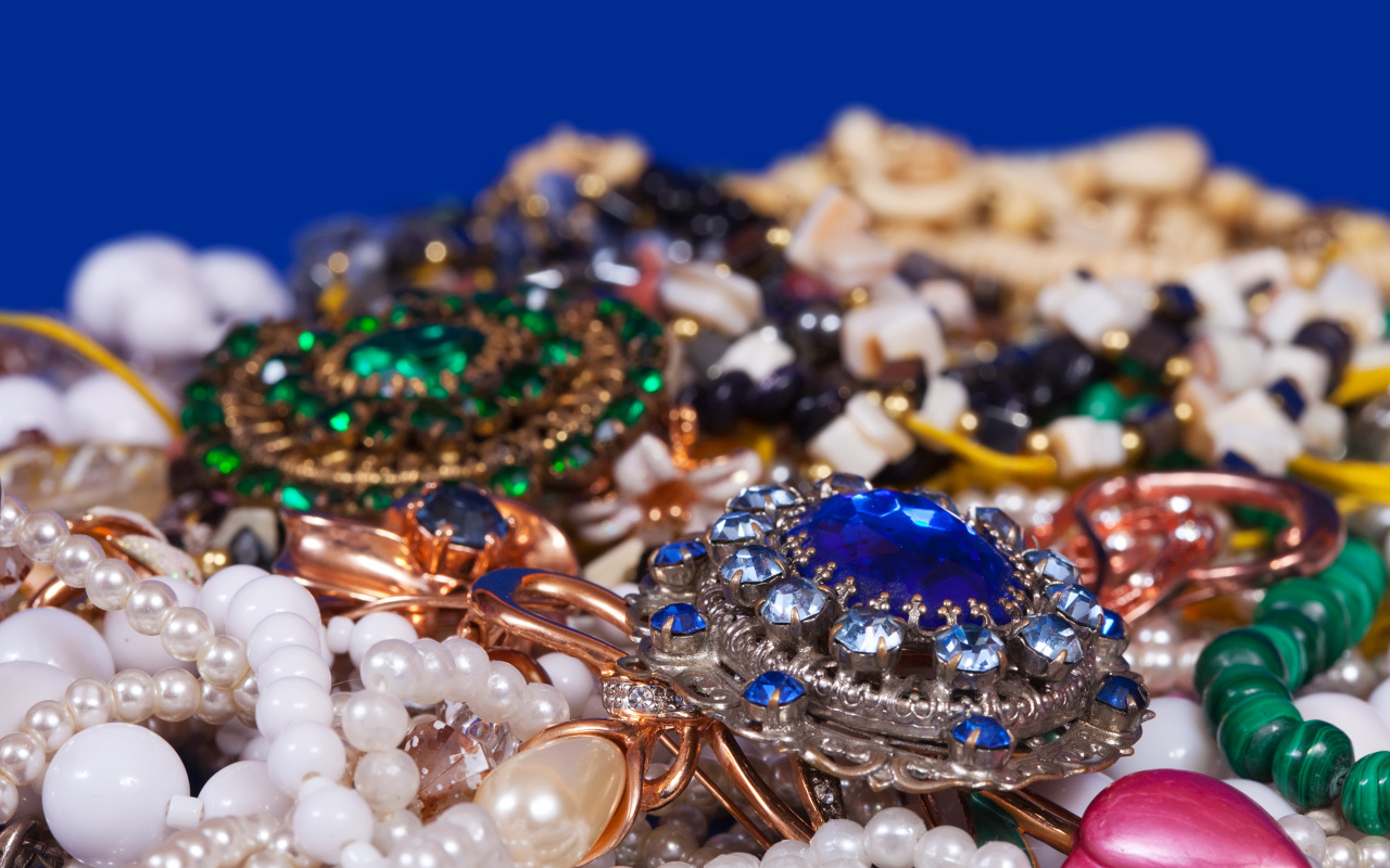 Много красивых ярких драгоценностей 
