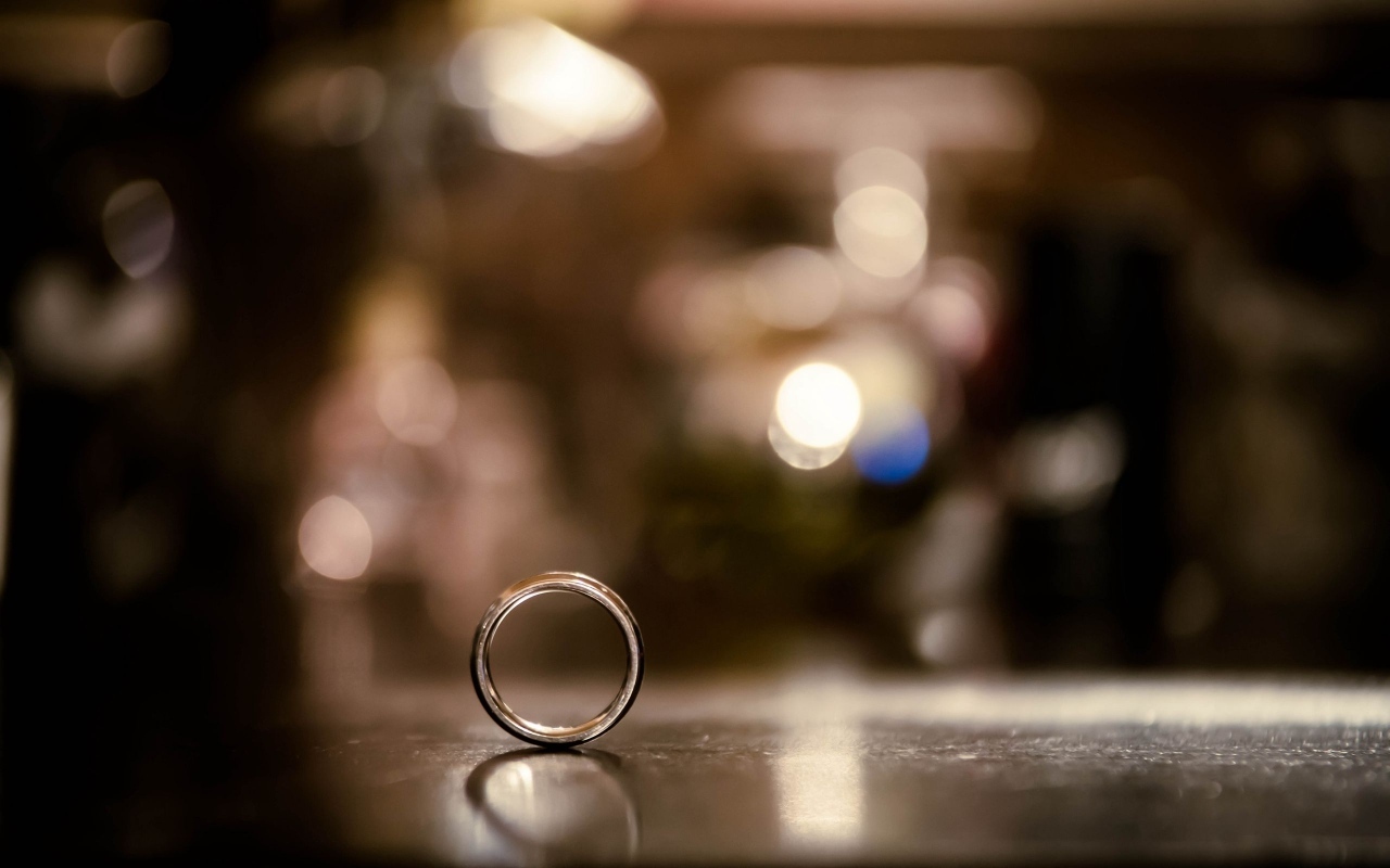 Золотое кольцо на ровной поверхности 