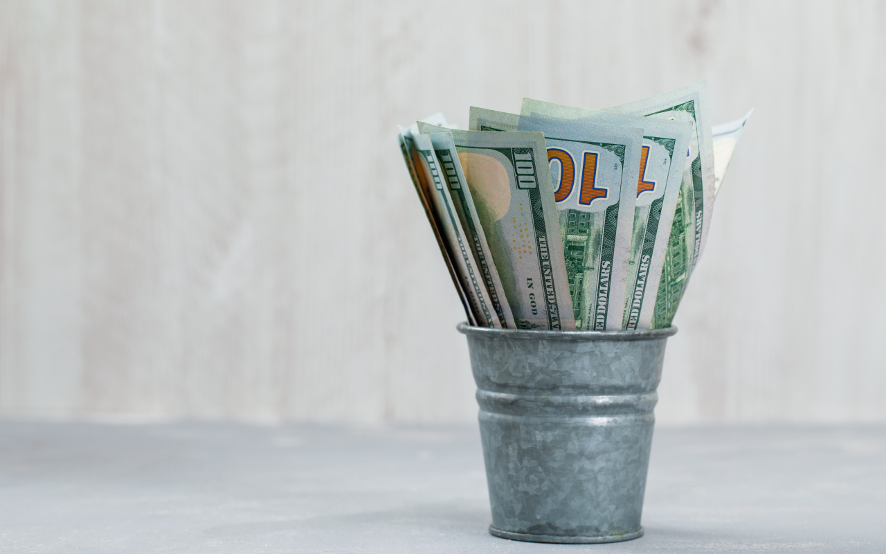 Банкноты в мини ведре на столе