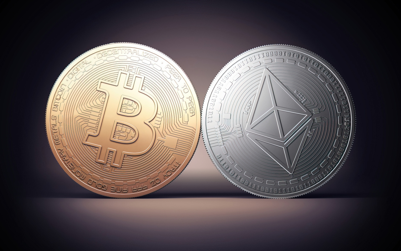 Криптовалюта bitcoin  и ethereum на сером фоне