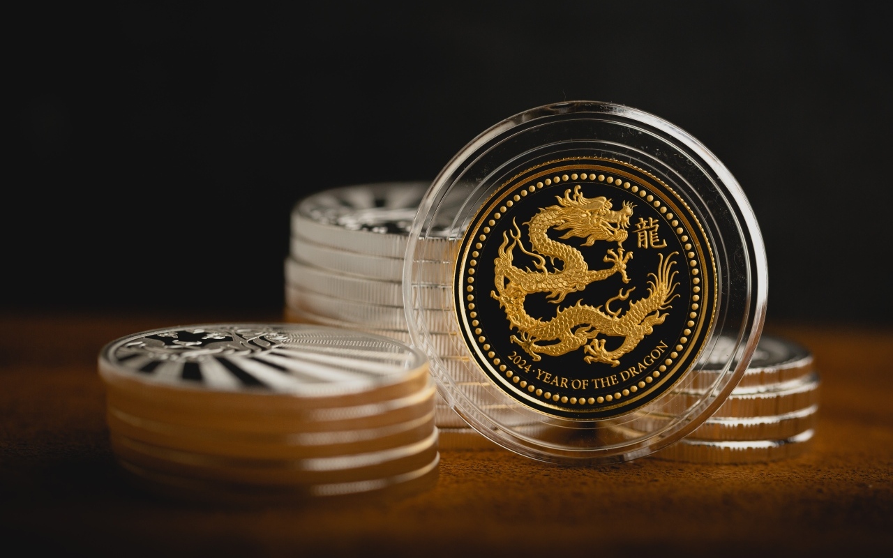 Монета с драконом на столе 