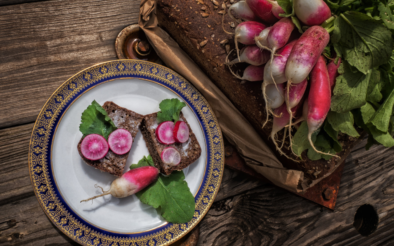 Хлеб с редисом на тарелке