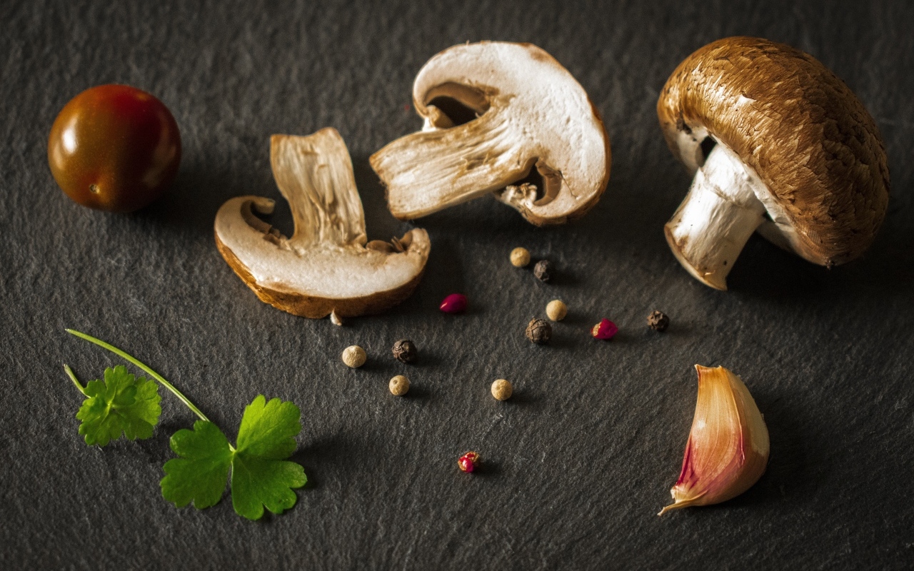 Шампиньоны со специями на столе