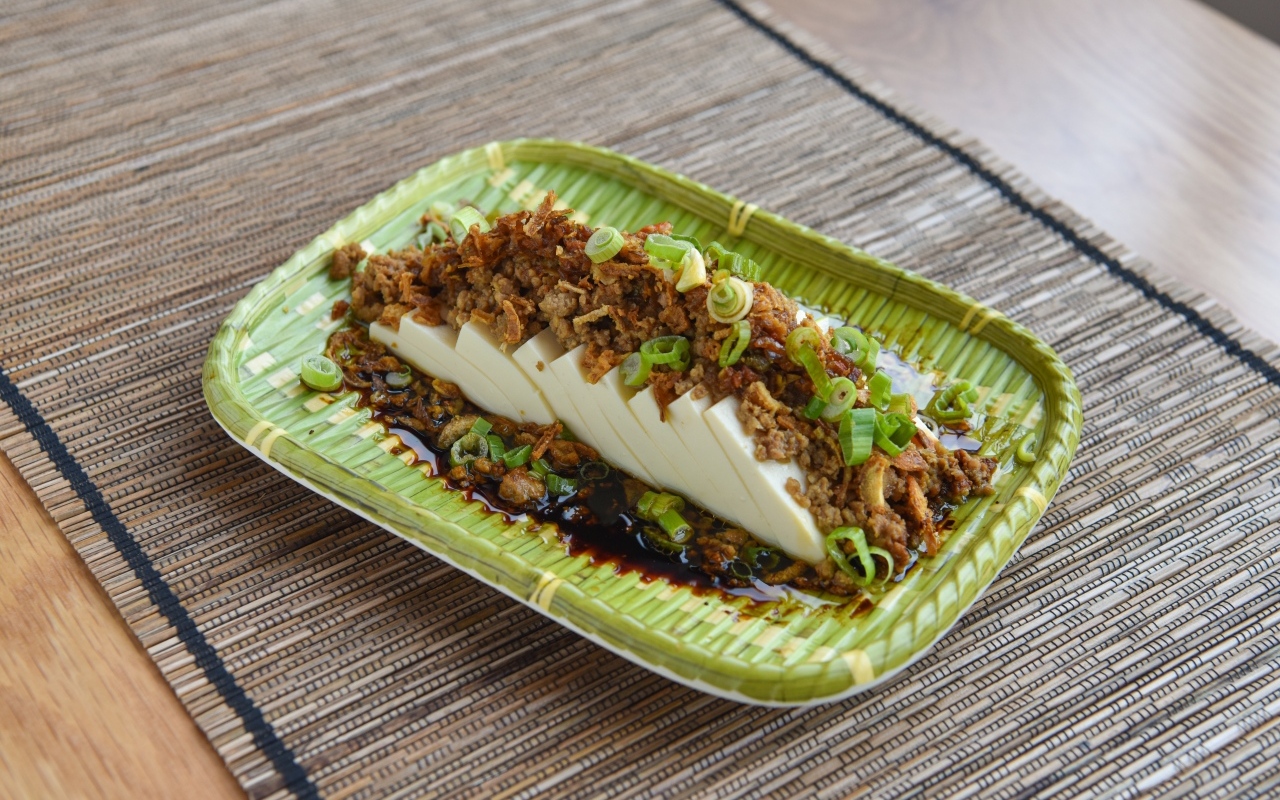 Китайское блюдо в тарелке на столе