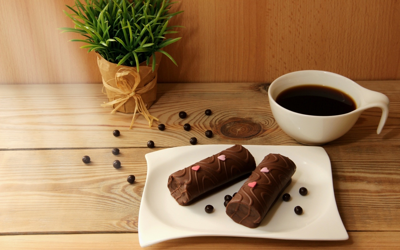 Шоколадные батончики на столе с кофе
