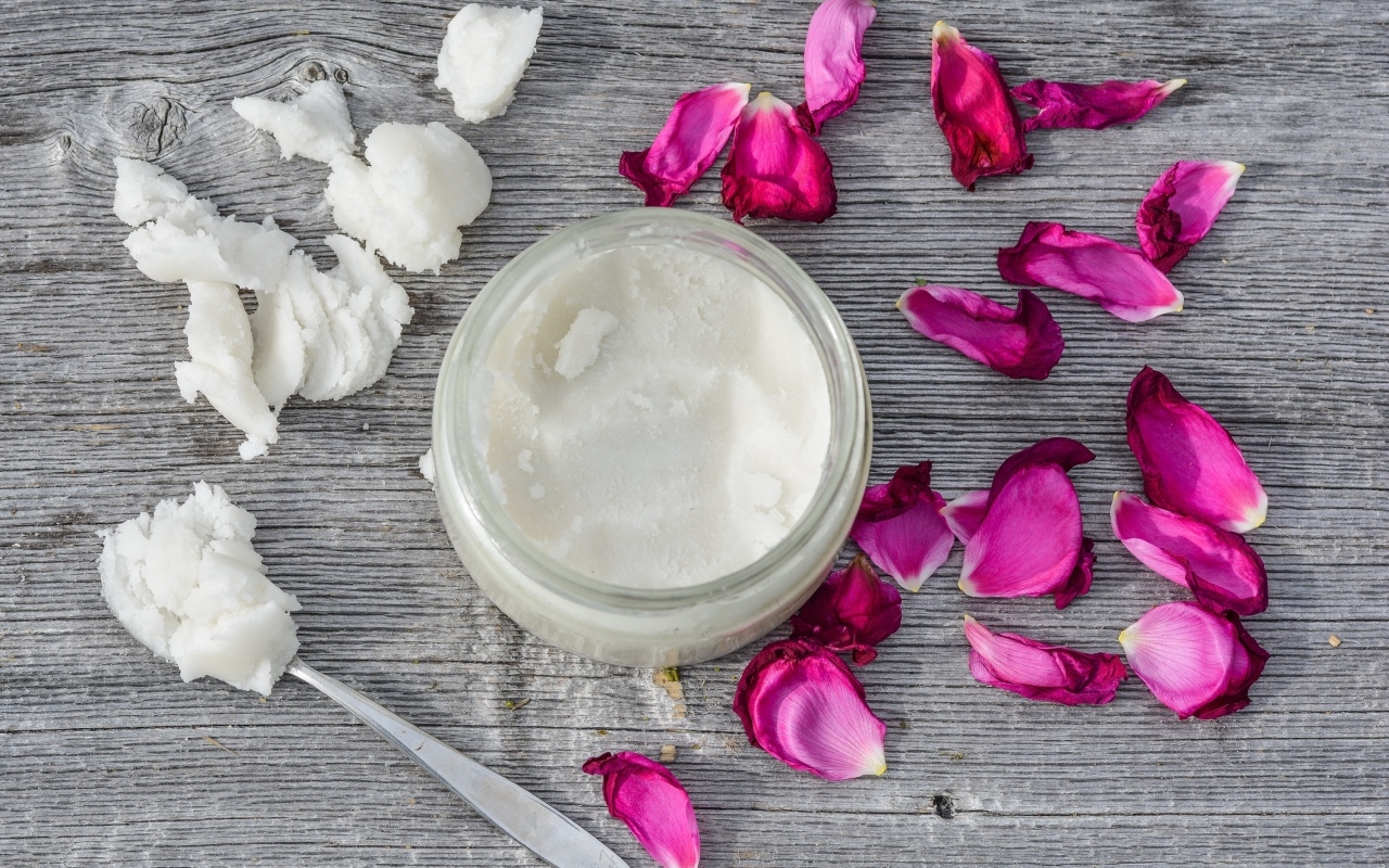 Кокосовое масло с лепестками роз