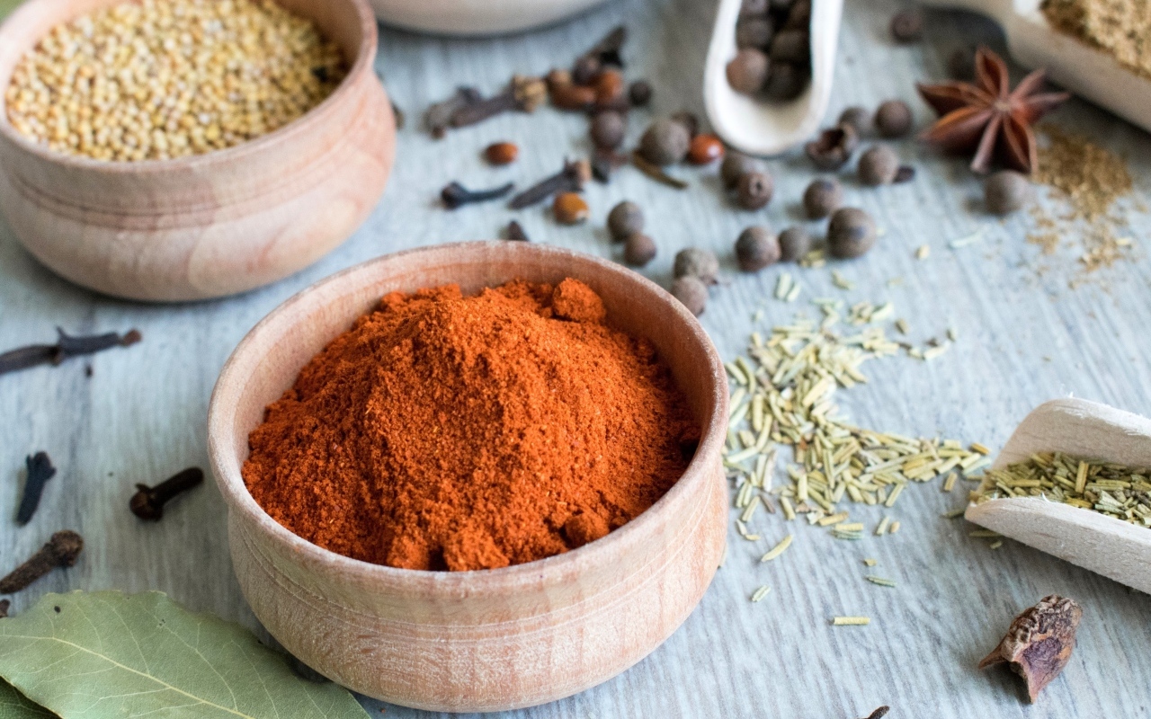 Ароматная куркума на столе со специями