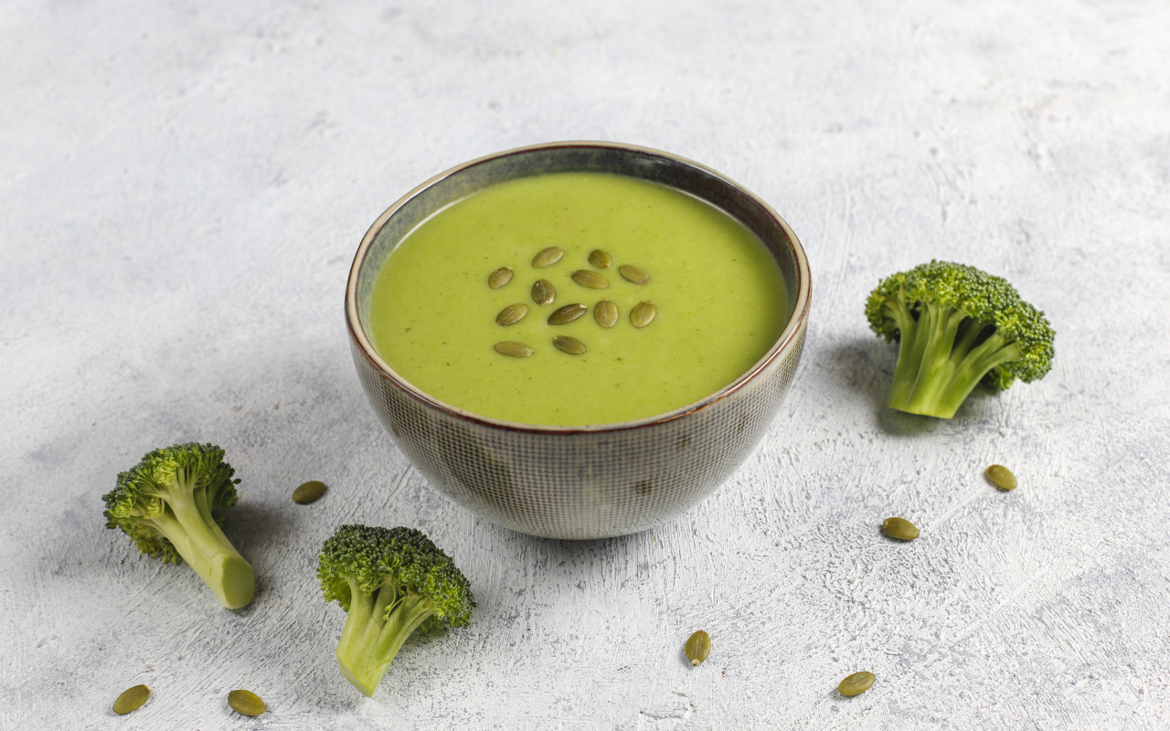 Зеленый суп с семечками и брокколи