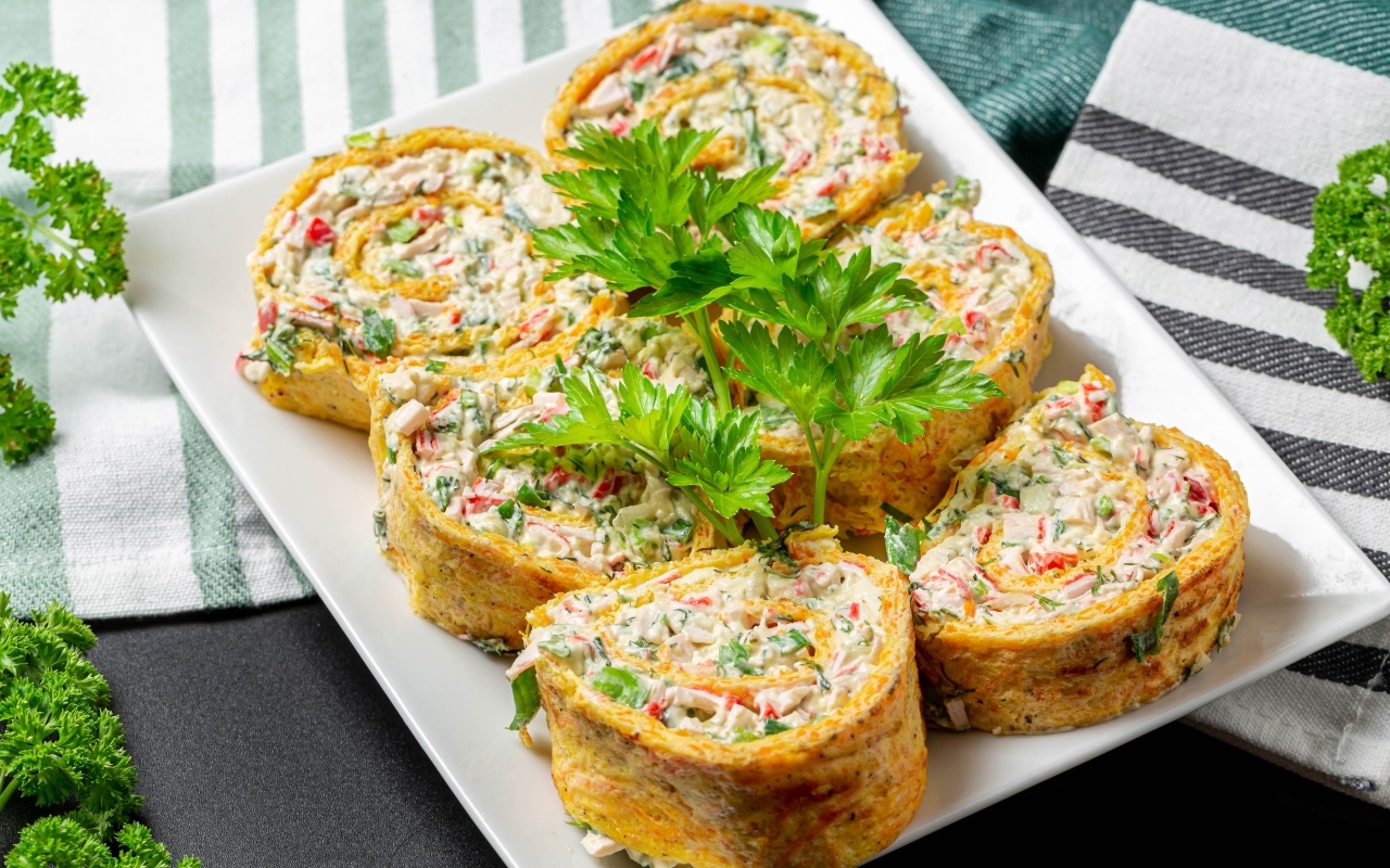 Рулет с омлета с начинкой на тарелке