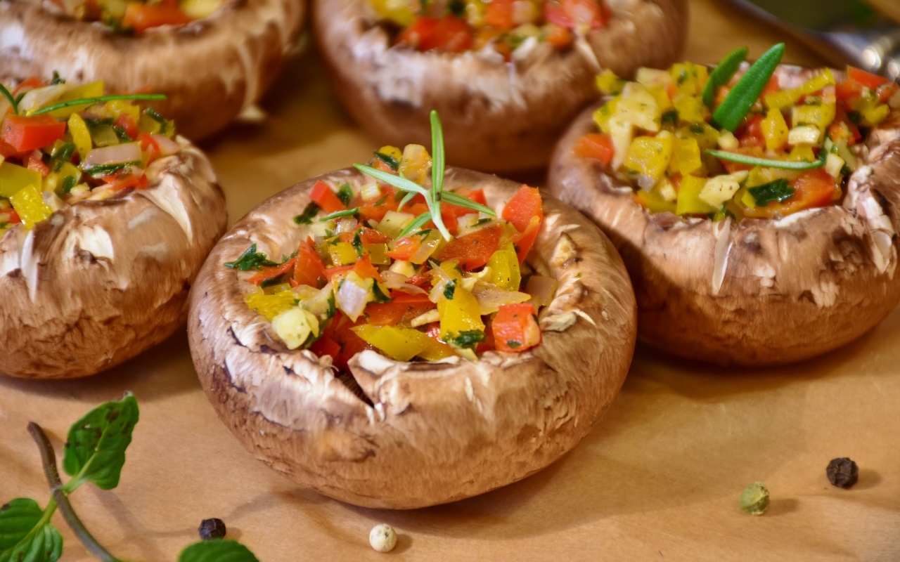 Фаршированные шампиньоны на столе