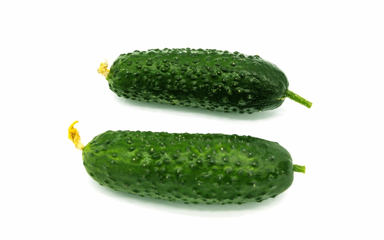 Два зеленых огурца на белом фоне
