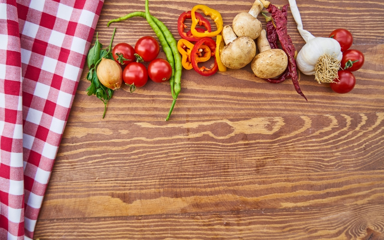 Овощи на деревянном столе с клетчатой скатертью