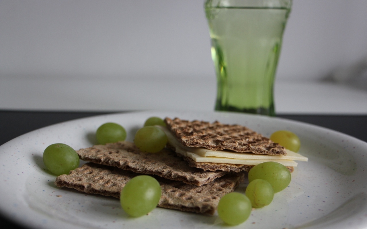 Вафли с сыром и виноградом на тарелке