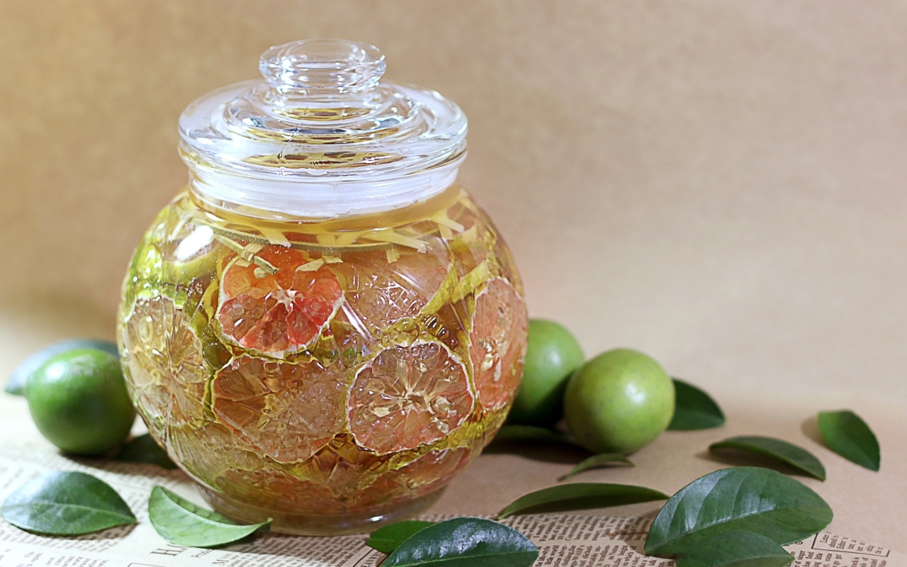 Банка с консервированными лаймами на столе