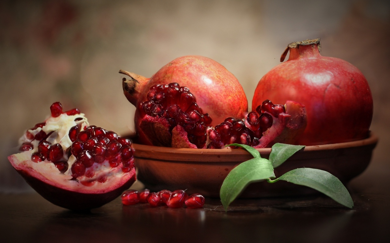 Большие спелые красные плоды граната