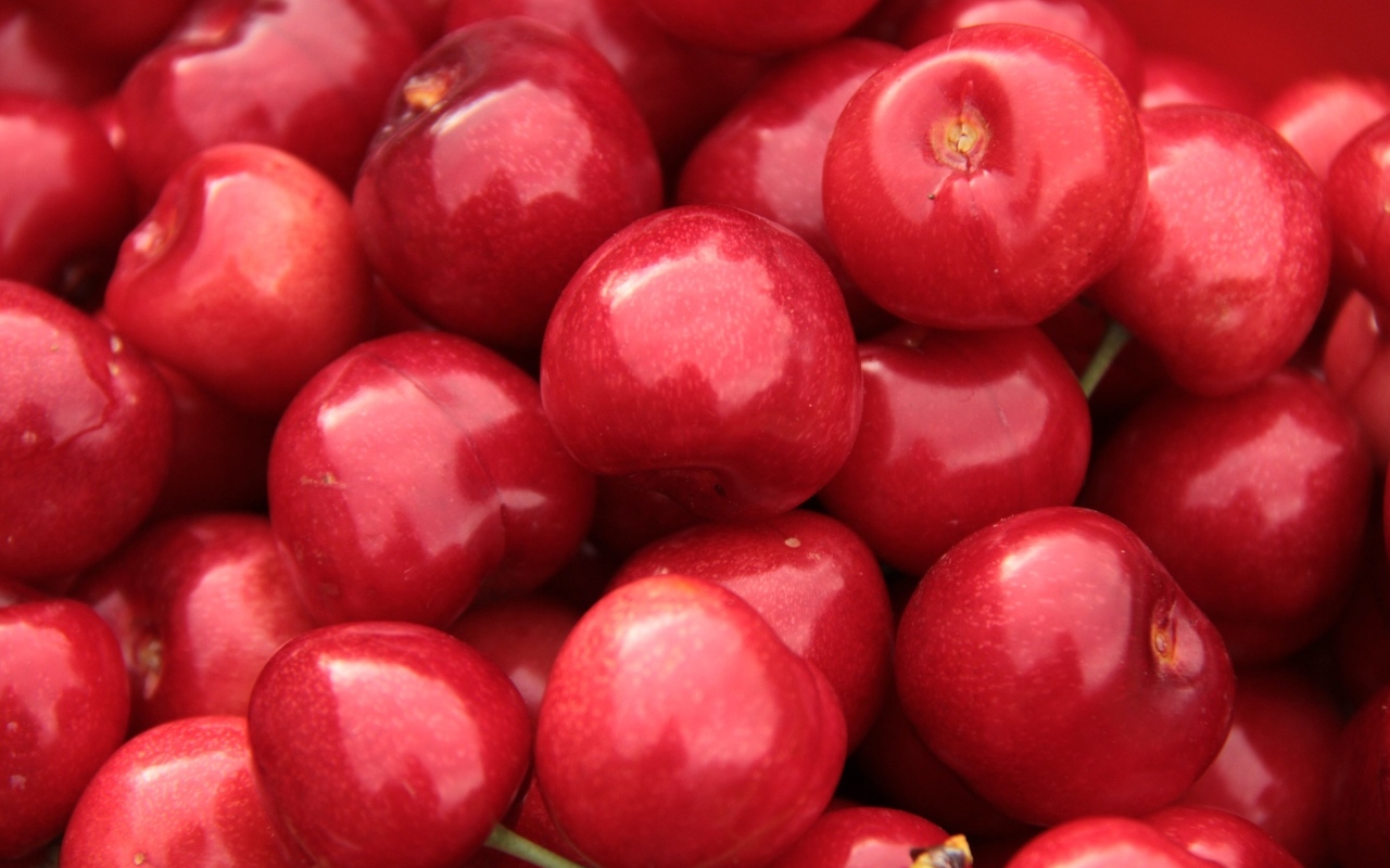 Спелые красные черешни крупным планом
