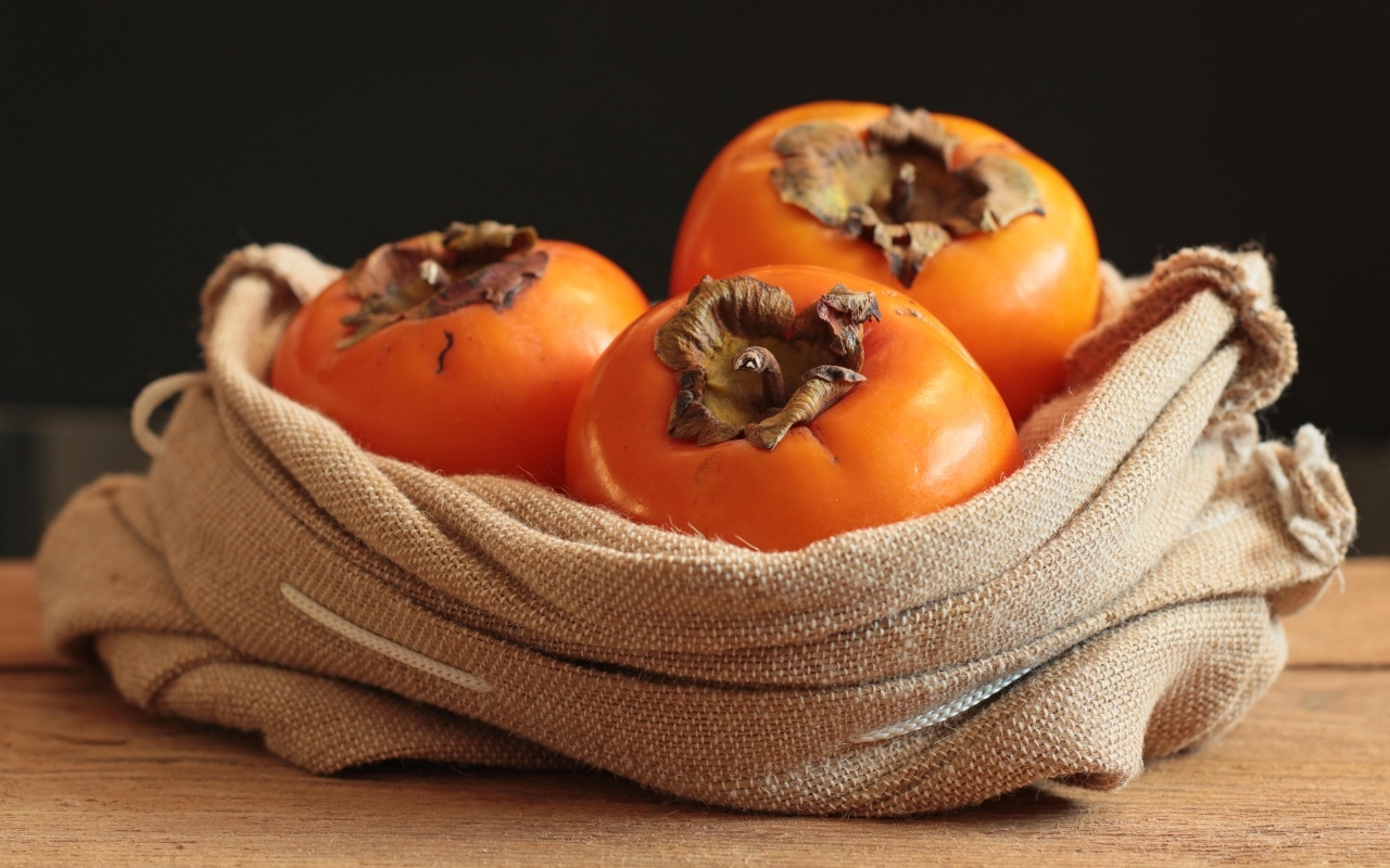 Три сладких спелых хурмы в мешке