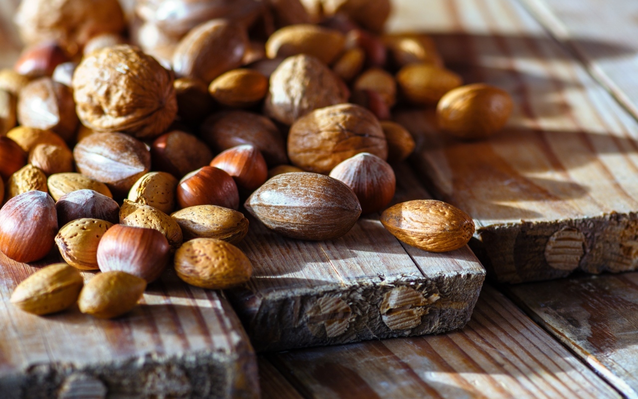 Разные орехи на столе 