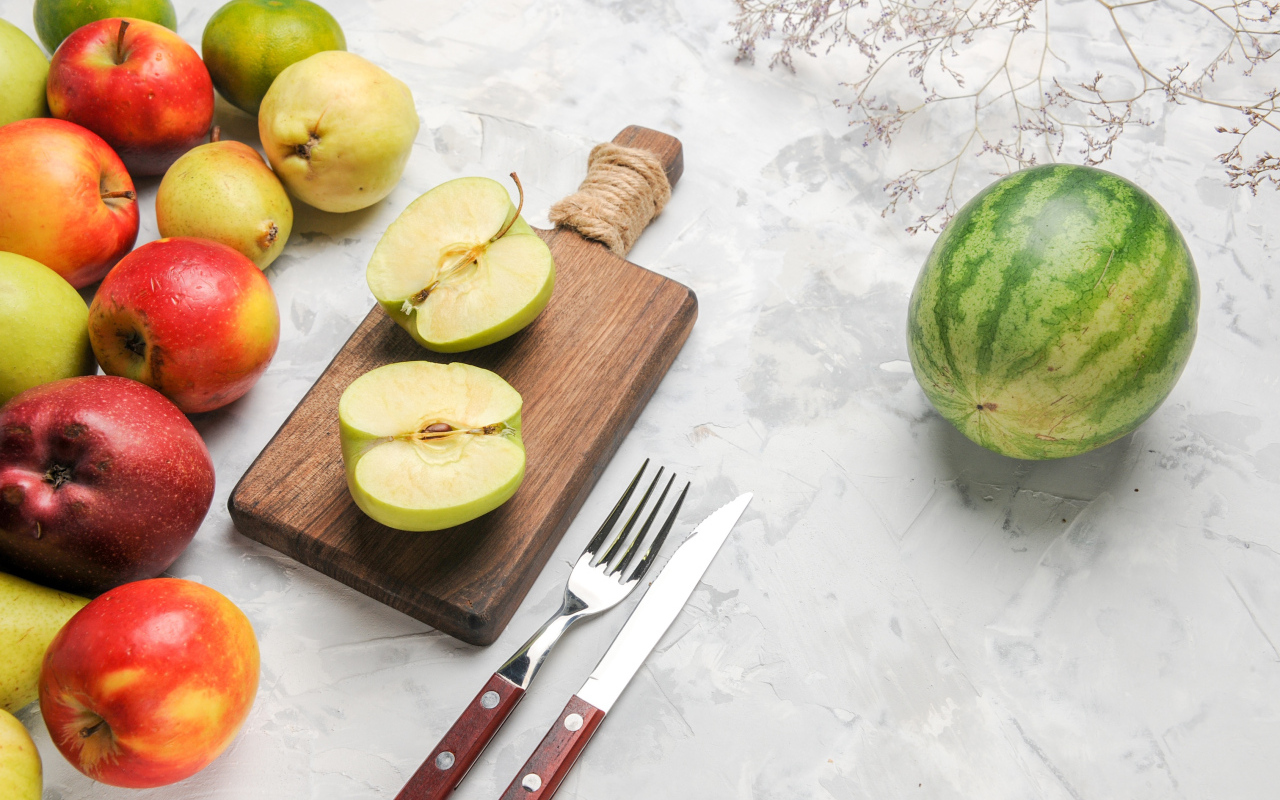 Арбуз  с яблоками и грушами на столе