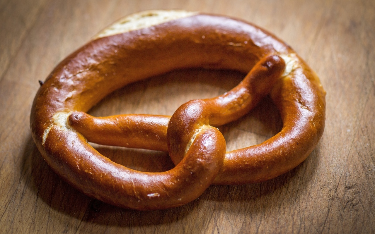 Вкусный сладкий крендель на столе