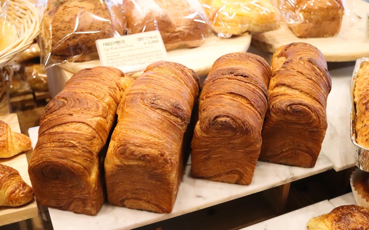 Свежий ароматный жареный хлеб