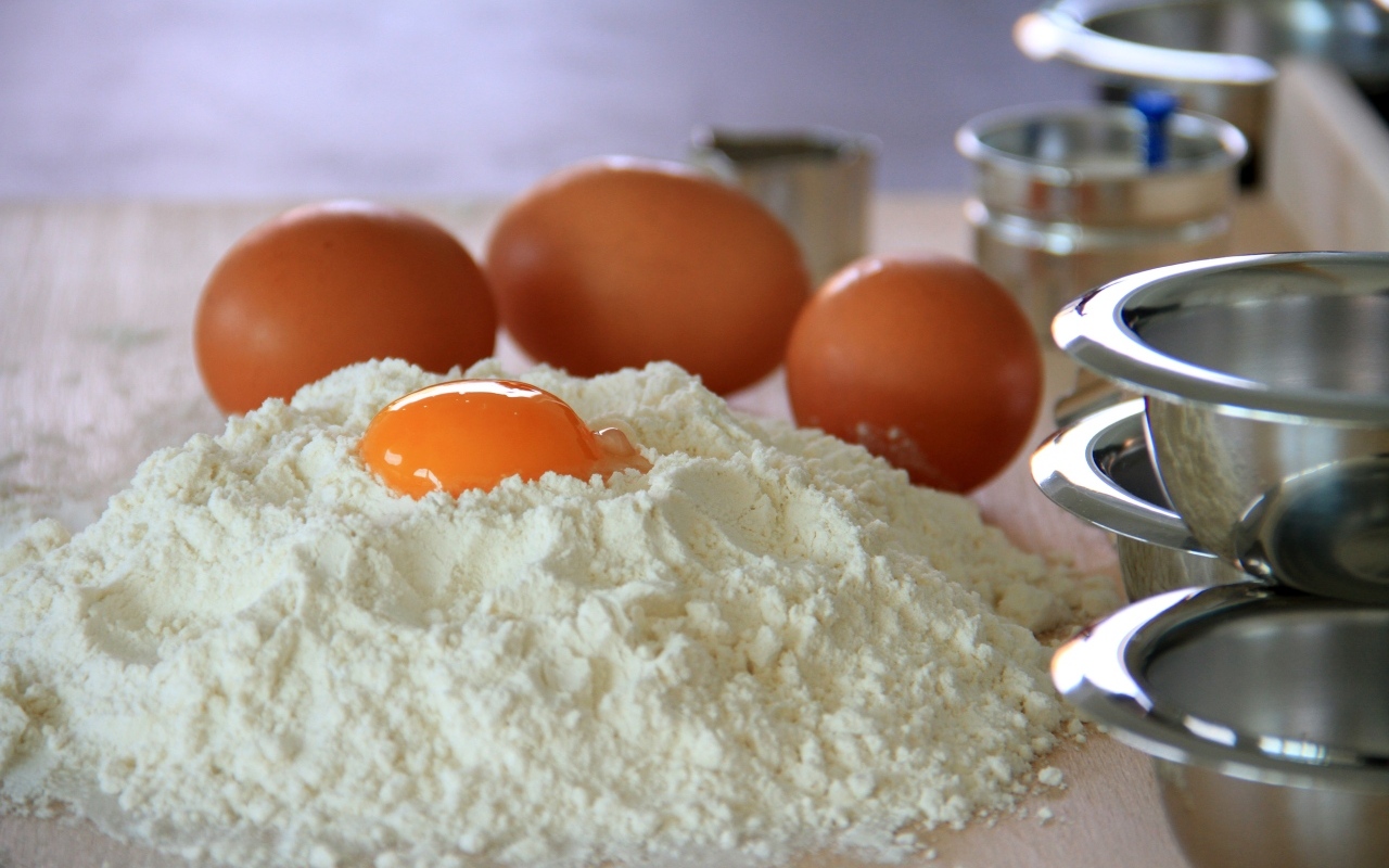 Заготовка из муки и яиц для теста на столе