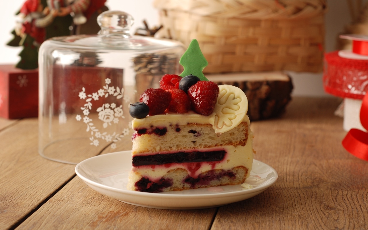 Кусок аппетитного торта с ягодами