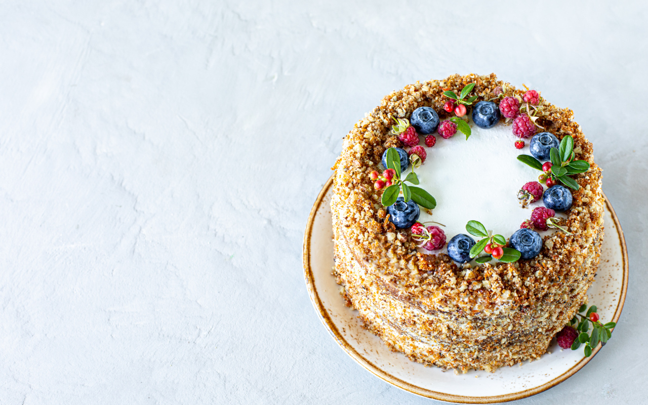 Аппетитный праздничный торт с ягодами