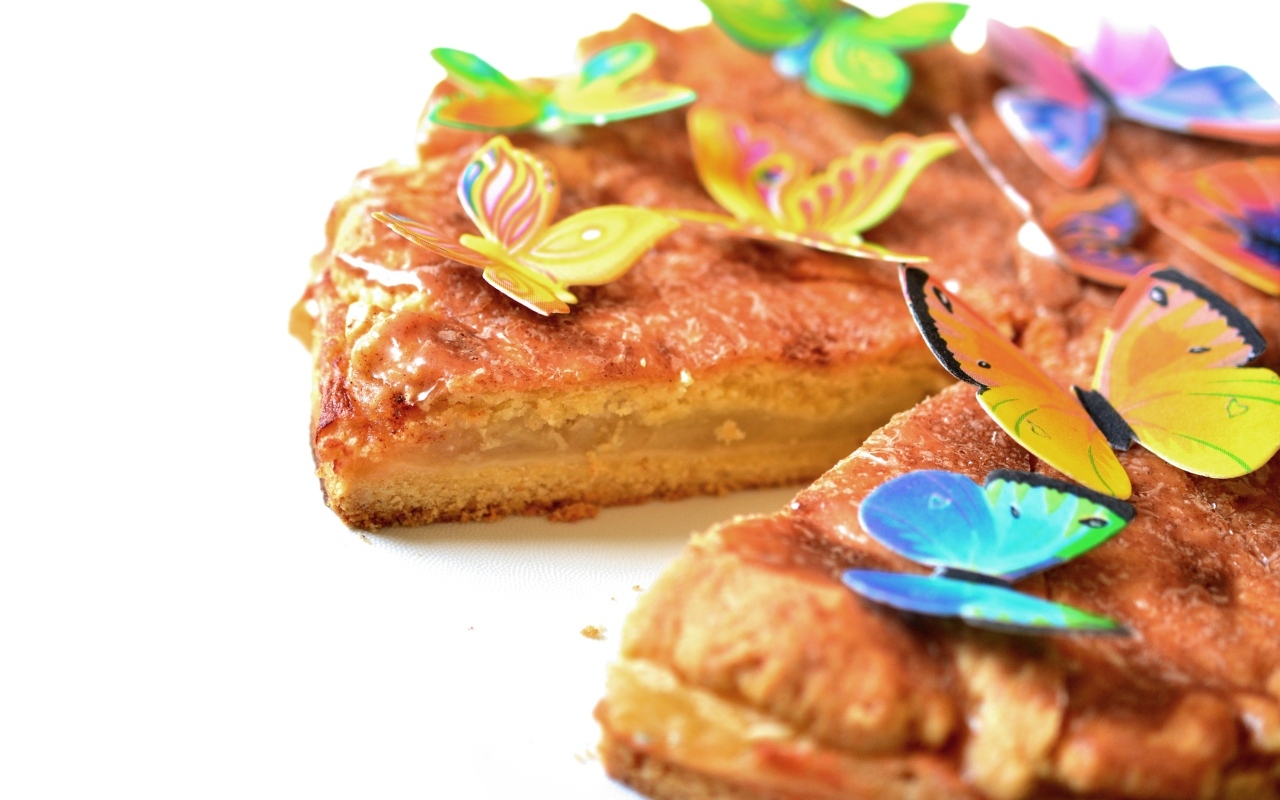 Яблочный пирог с бабочками на белом фоне