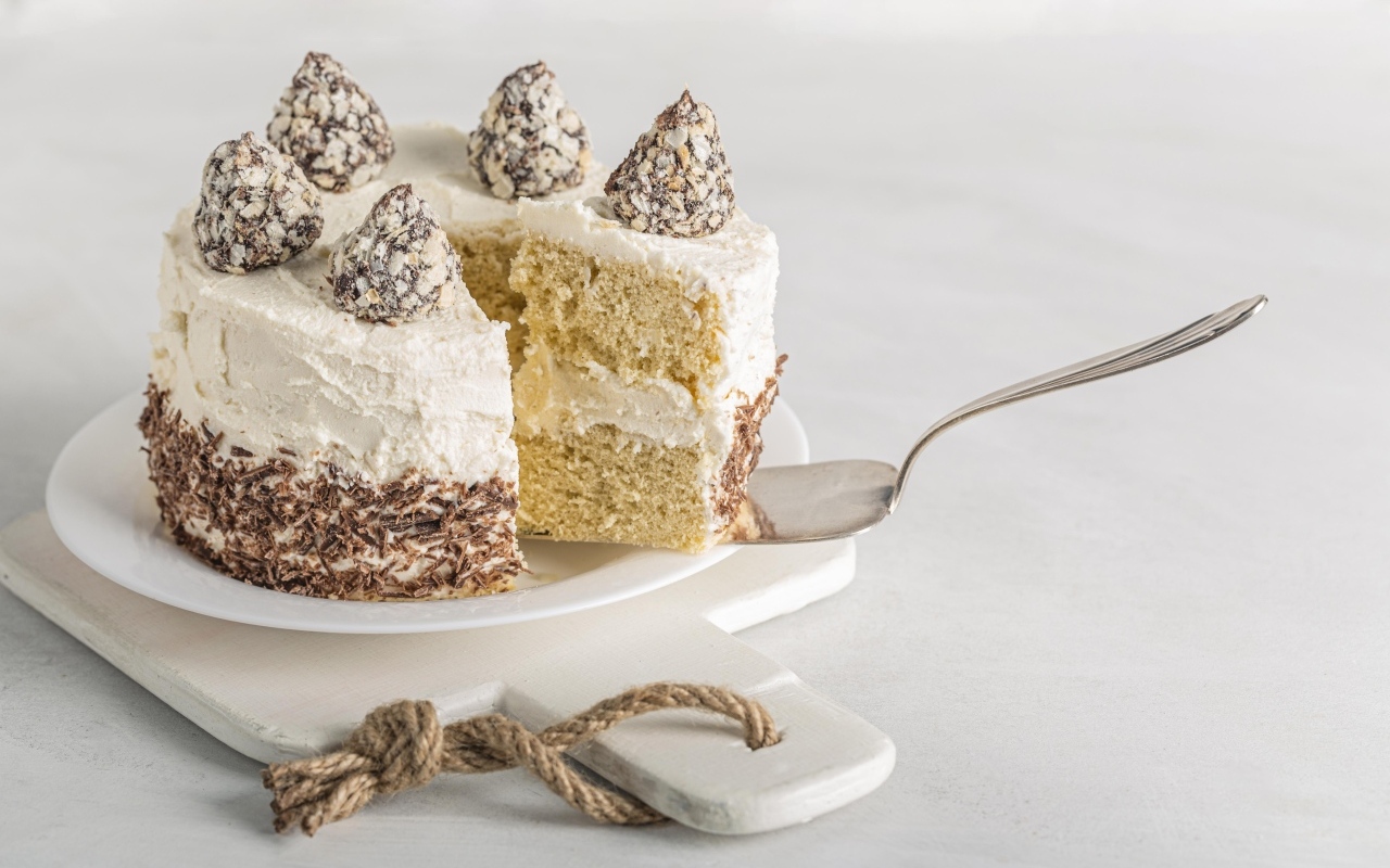 Торт с шоколадными трюфелями на столе