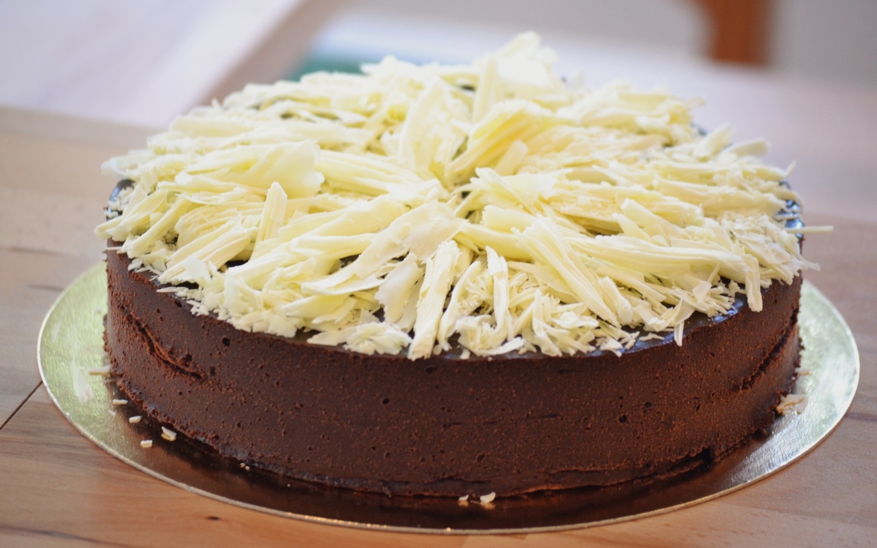 Шоколадный торт с тертой белой стружкой