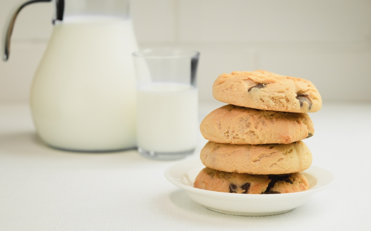 Печенье с шоколадной крошкой на столе с молоком