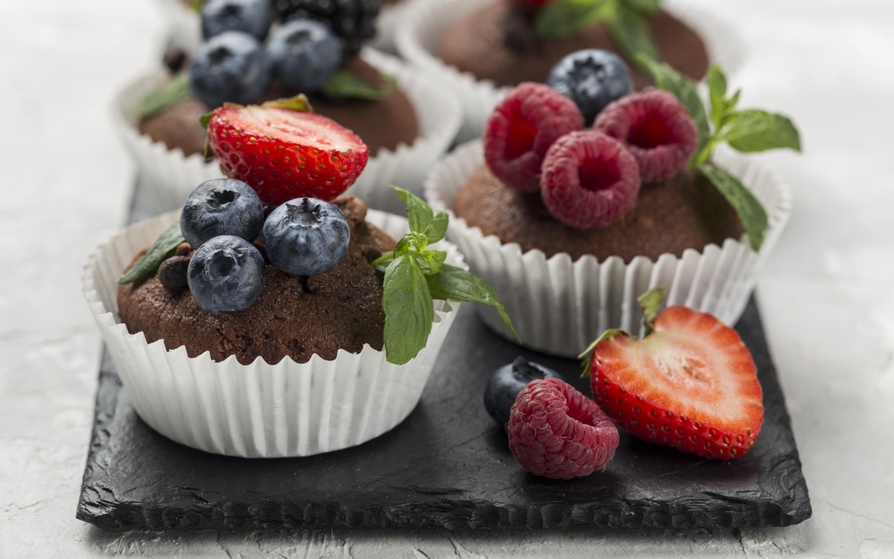 Шоколадные кексы с ягодами черники, малины и клубники