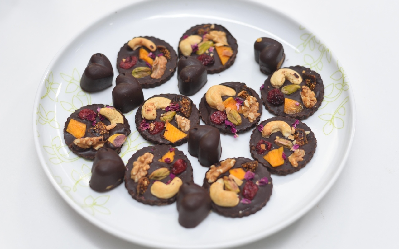 Шоколадные конфеты с орехами на тарелке