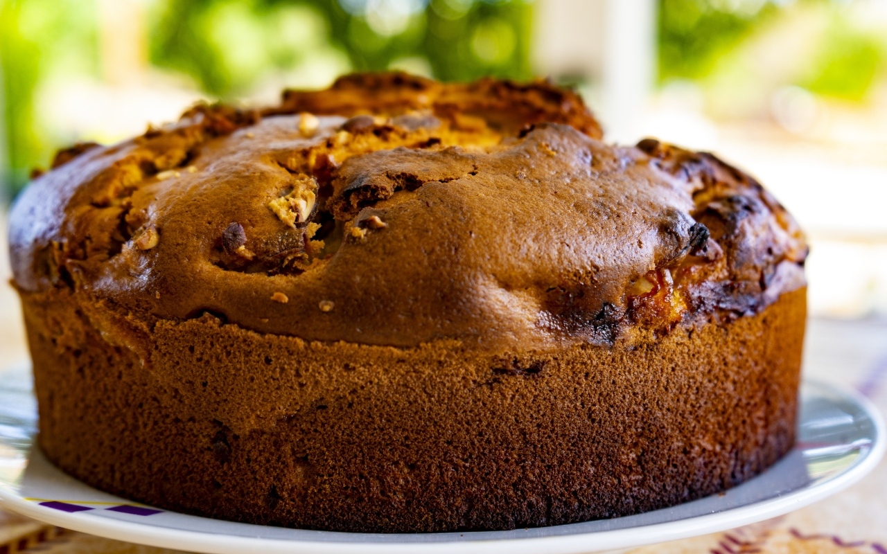 Вкусный ароматный яблочный пирог на тарелке