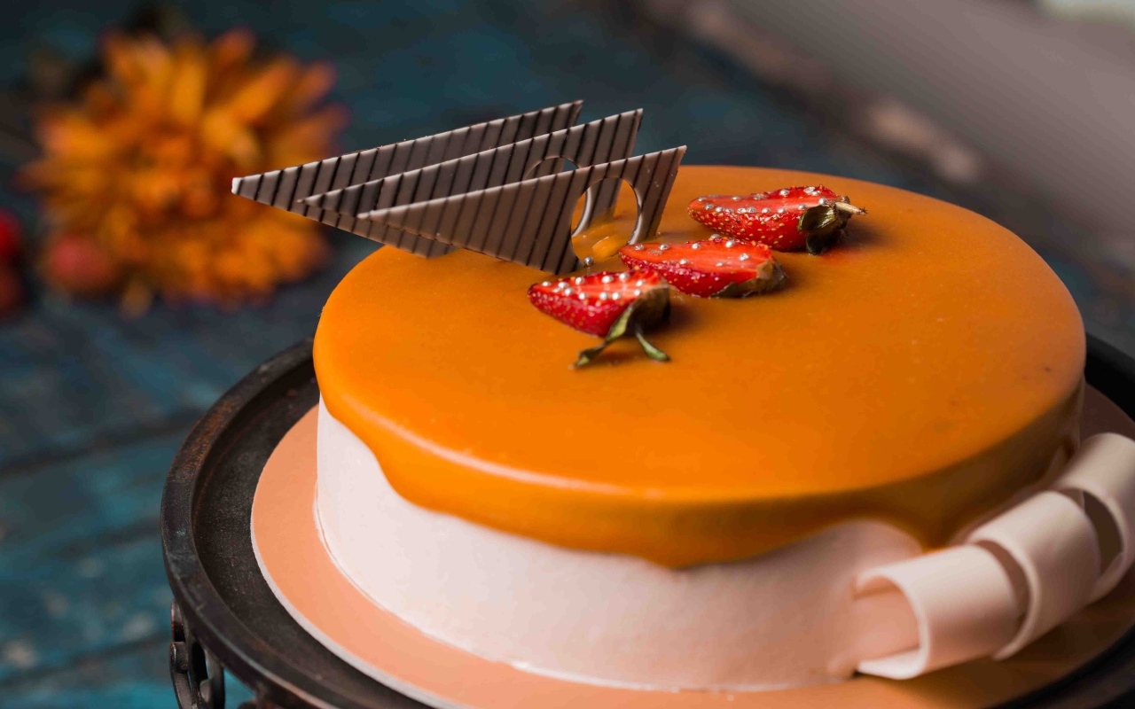 Аппетитный торт мусс с ягодами клубники