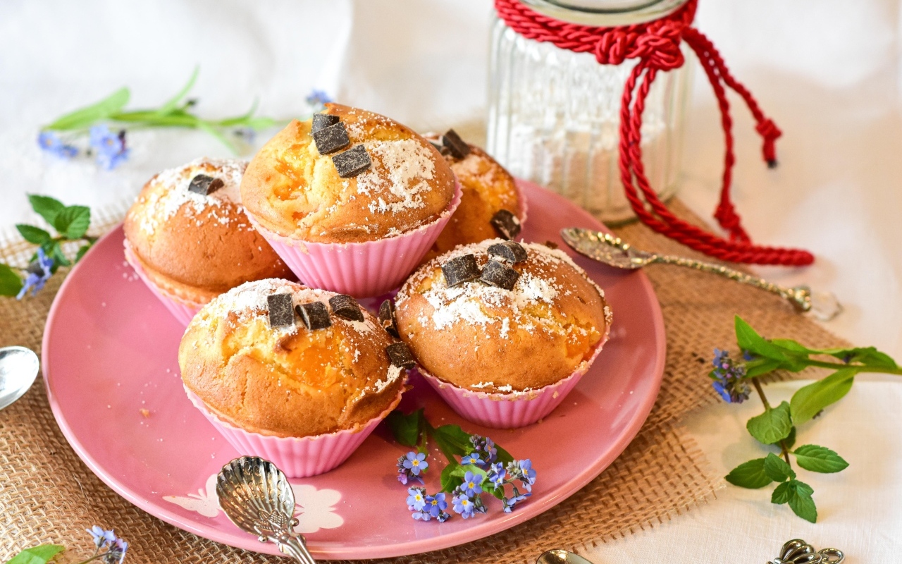 Вкусные сладкие свежие кексы на тарелке