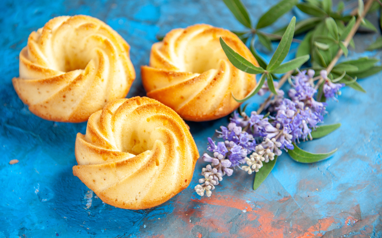 Вкусное сладкое песочное печенье с цветами на столе