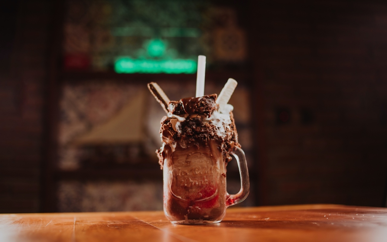 Десерт в стакане с трубочками