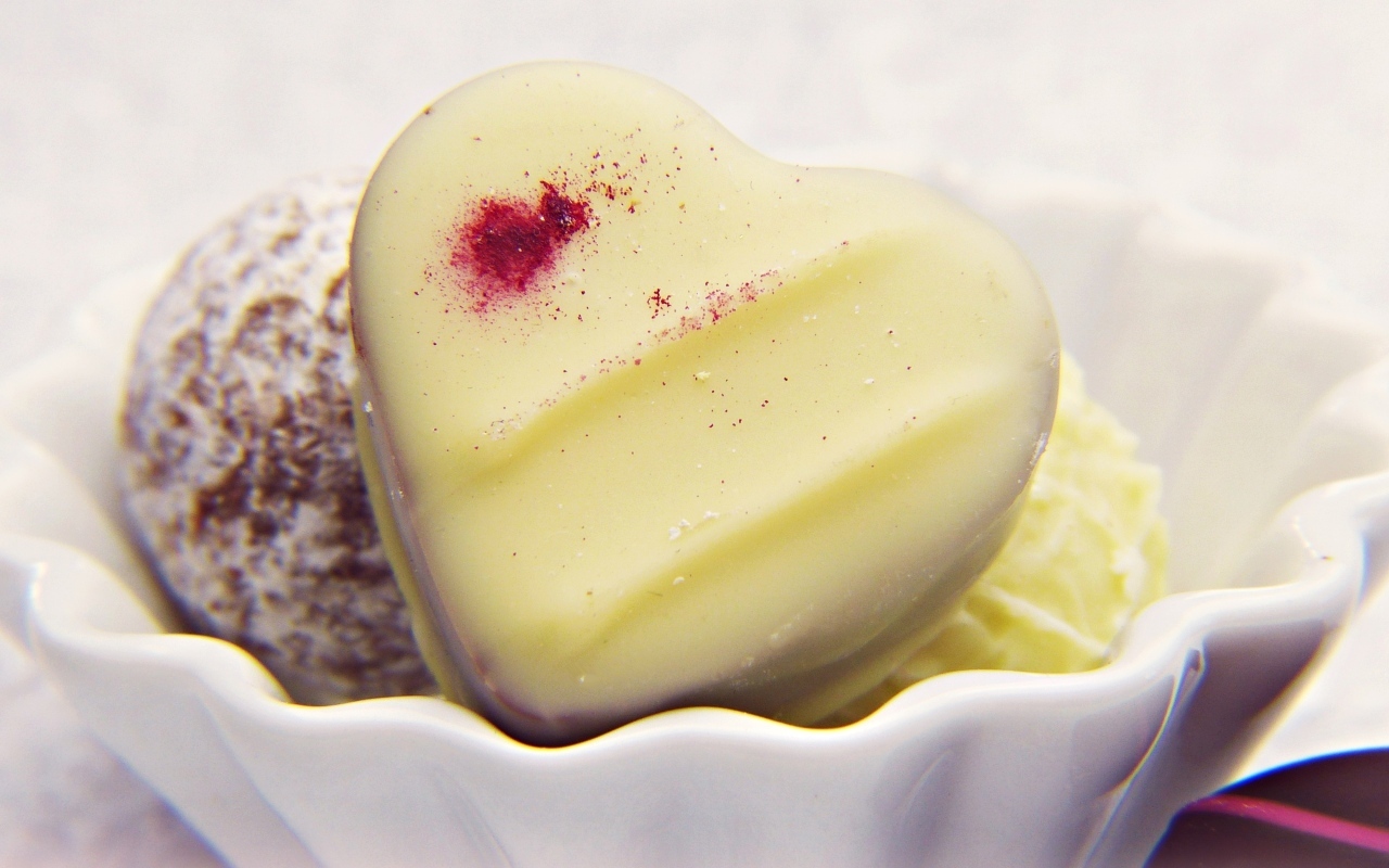 Конфета в форме сердца в белом шоколаде