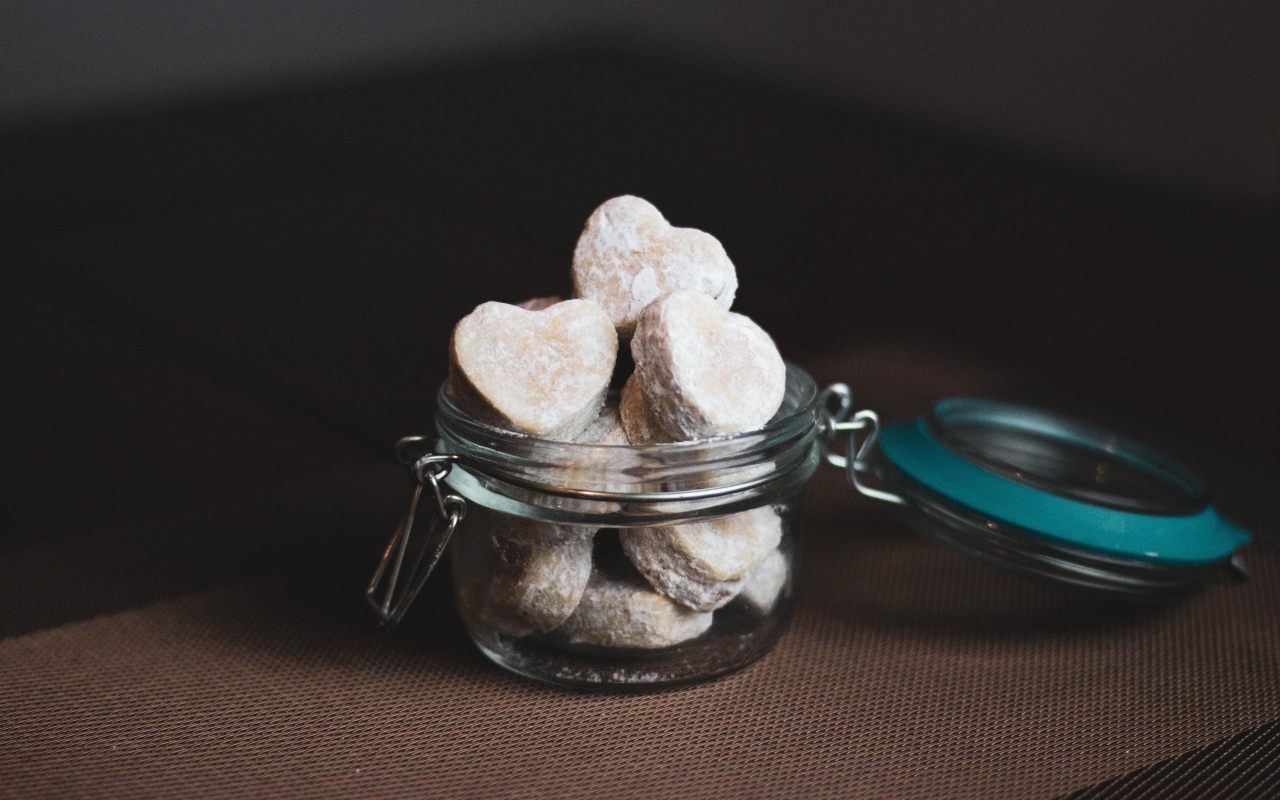 Печенье в форме сердца в стеклянной банке