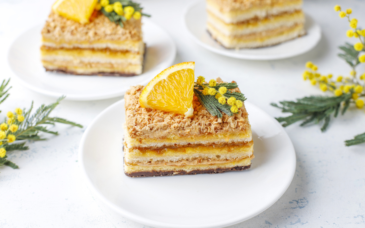 Кусок сладкого торта с кусочком лимона