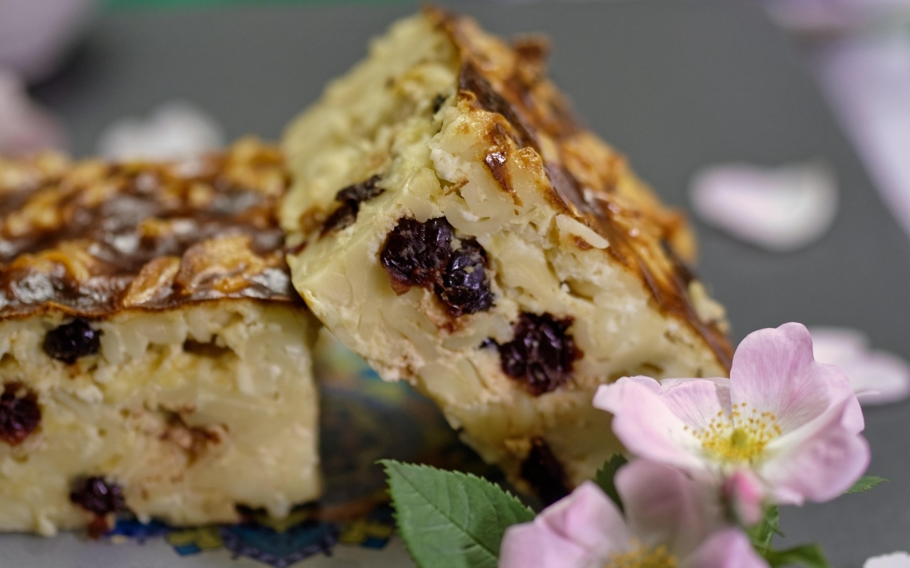 Кусочки запеканки с изюмом на столе