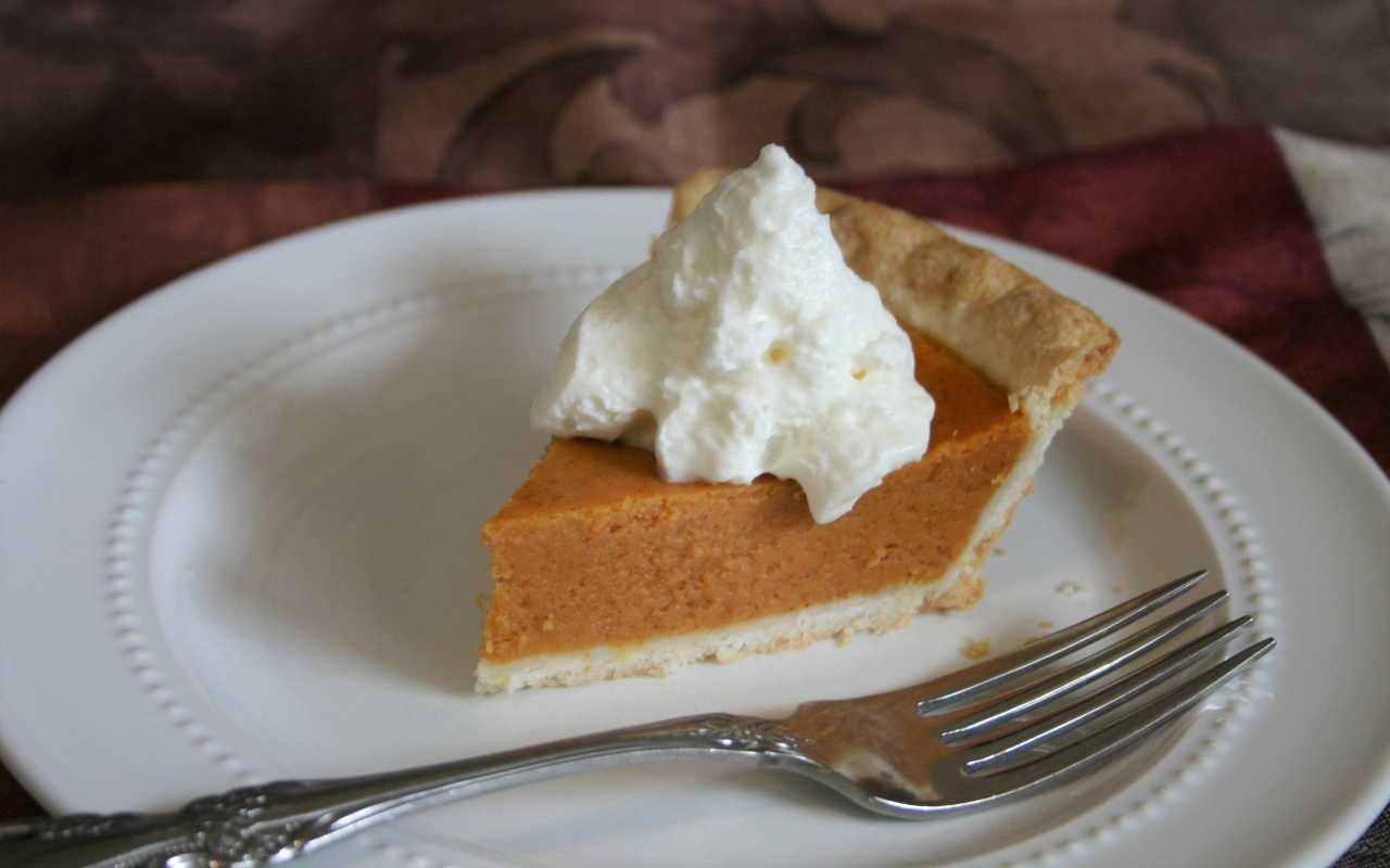 Тыквенный пирог со сливками на тарелке